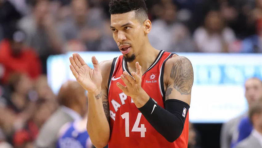 小猛龙仰首欣赏扬尼斯，书豪大获全队赞誉